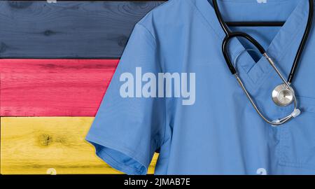 Blaue Peelings mit der deutschen Flagge für die Gesundheitsversorgung von Einwanderern Stockfoto