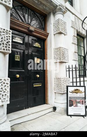 Eingangstür zum Hauptquartier des King's Fund (Präsident, HRH Prince of Wales) in der ehemaligen Klosterschule, Cavendish Square, London, England. Stockfoto