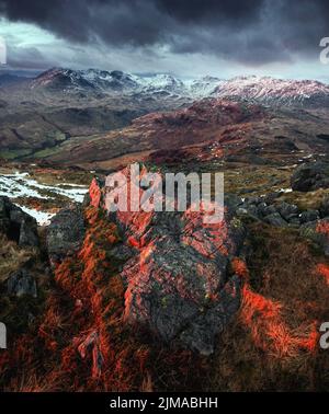 Ein launischer Sonnenuntergang von harter fiel in Richtung Scafell Pike im Lake District. Stockfoto