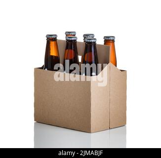 Sechs Pack Glas abgefülltes Bier in generischem braunem Pappträger auf weißem Hintergrund Stockfoto