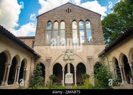 Außenansicht der Met Cloisters in Washington Height Manhattan mit architektonischen Details und Garten Stockfoto