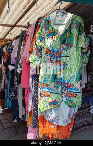 Belgrad, Serbien - 24. Juli 2022: Long Shirt Top Print Comics Theme Bang Bang Wow by New Collection at Flea Market. Stockfoto