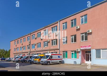 Sremska Mitrovica, Serbien - 22. Juli 2022: Notarzt Sava Krankenhaus Gebäude Mit Ambulanz Fahrzeuge Bereit. Stockfoto