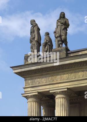 Hannover - Skulpturen am Opernhaus, Calderon, Weber und Moliere, Deutschland Stockfoto