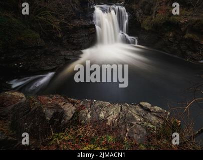 Der Wasserfall Falls of Falloch am Fluss Falloch in der Grafschaft Stirling in Schottland. Stockfoto