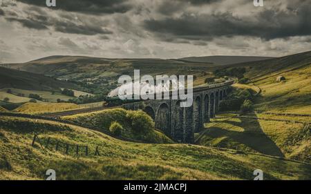 60103 Flying Scotsman Dampflokomotive überquert das Viadukt von Arten Gill im Yorkshire Dales National Park. Stockfoto
