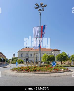 Sremska Mitrovica, Serbien - 22. Juli 2022: Museum des Srem-Gebäudes und der Artefakte der römischen Säulen am Kreisverkehr in der Stadt. Stockfoto