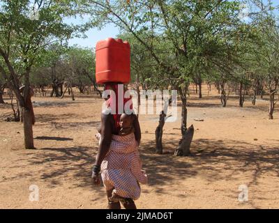 Die Himba sind ein indigenes Volk mit einer geschätzten Bevölkerung von etwa 50.000 Menschen, die im nördlichen Namibia leben. Stockfoto