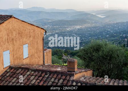 Altes typisches Steinhaus in der provence, frankreich Stockfoto