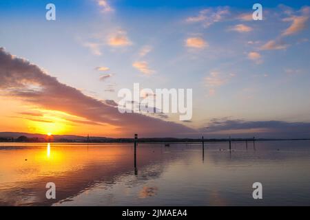 Sonnenaufgang über dem Bodensee mit Blick auf Radolfzell - Halbinsel HÃ¶ri Stockfoto