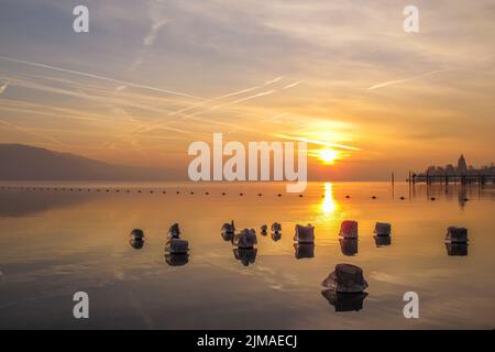 Sonnenaufgang über Bodman an einem frostigen Wintermorgen - Bodensee Stockfoto