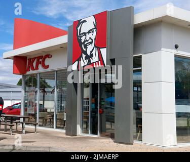 KFC-Durchfahrt neben dem Cardiff Football Ground. Leckwith Retail Park. Stockfoto