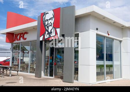 KFC-Durchfahrt neben dem Cardiff Football Ground. Leckwith Retail Park. Stockfoto