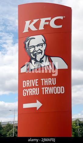 KFC-Durchfahrt neben dem Cardiff Football Ground. Leckwith Retail Park. Stockfoto