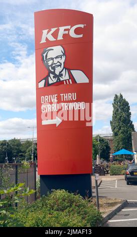 KFC-Durchfahrt neben dem Cardiff Football Ground. Leckwith Retail Park. Stockfoto