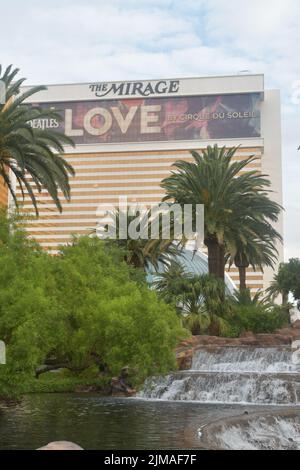 Las Vegas, NV, USA. 5. August 2022. Außenansicht des Mirage, wie 2 verletzt und 1 tot letzte Nacht nach einer tödlichen Schießerei in einem Raum im Mirage Hotel and Casino auf dem Las Vegas Strip am späten Donnerstagabend in Las Vegas, Nevada, am 5. August 2022 gefunden wurden. Quelle: Dee Cee Carter/Media Punch/Alamy Live News Stockfoto