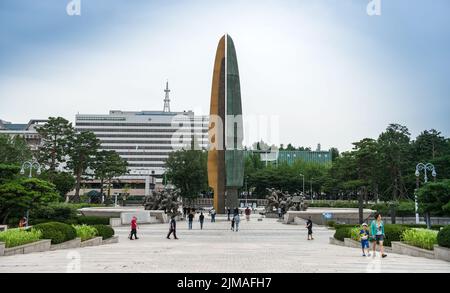 Die Architektur und nicht identifizierte Touristen befinden sich im Kriegsdenkmal von Korea Stockfoto