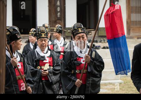 Gyeonggi-do, Südkorea 22. April 2016 Wachen beschützen das Dorf in traditionellen Kostümen Stockfoto