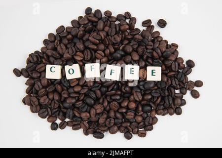 Kaffee weiß Cube Text auf weißem Hintergrund und Kaffeebohnen Hintergrund Stockfoto