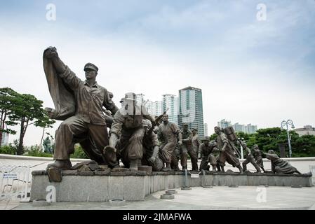 Die Architektur und nicht identifizierte Touristen befinden sich im Kriegsdenkmal von Korea Stockfoto