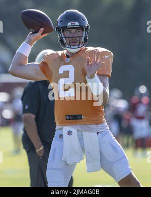 Tampa, Usa. 05. August 2022. Tampa Bay Buccaneers Quarterback Kyle Trask wirft am Freitag, den 5. August 2022, einen Pass während des Trainings in der Trainingseinrichtung des Teams in Tampa, Florida. Foto von Steve Nesius/UPI Credit: UPI/Alamy Live News Stockfoto