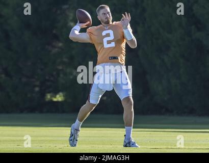 Tampa, Usa. 05. August 2022. Tampa Bay Buccaneers Quarterback Kyle Trask lockert sich am Freitag, den 5. August 2022, während des Trainings in der Trainingseinrichtung des Teams in Tampa, Florida, auf. Foto von Steve Nesius/UPI Credit: UPI/Alamy Live News Stockfoto