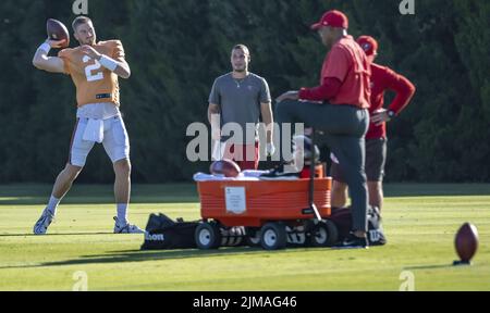Tampa, Usa. 05. August 2022. Mitarbeiter und Trainer der Tampa Bay Buccaneers beobachten, wie sich der Quarterback Kyle Trask (2) am Freitag, den 5. August 2022, im Trainingszentrum des Teams in Tampa, Florida, lockert. Foto von Steve Nesius/UPI Credit: UPI/Alamy Live News Stockfoto