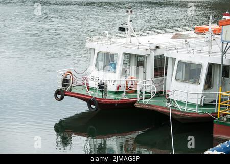 Chungcheongbuk-do, Südkorea - 29. August 2016: Fähre auf weißem Fluss Stockfoto