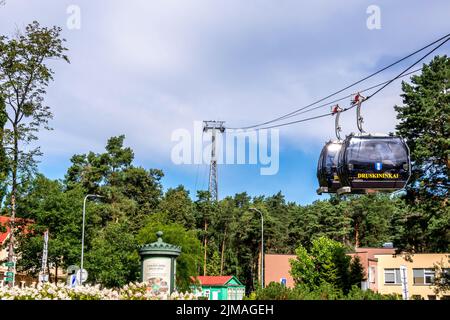 Druskininkai, Litauen, 03. August 2022. Die Seilbahn ist eine beliebte Attraktion in Druskininkai. Druskininkai ist ein Resort mit Gesundheitsförderung, Erholung Stockfoto