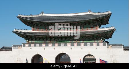 11. Januar 2016 in Seoul, Südkorea Gwanghwamun Tor und Paläste Mauer Stockfoto