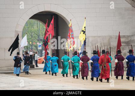 In traditionellen Kostümen vom Gwanghwamun-Tor der Wachen des Palastes Gyeongbokgung gekleidet Stockfoto