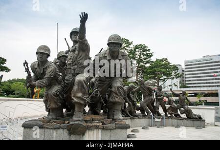 Die Architektur und nicht identifizierte Touristen befinden sich im Kriegsdenkmal von Korea Stockfoto