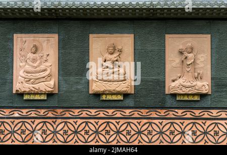 Chungcheongbuk-Do, Südkorea - 29. August 2016: Buddha geschnitzt an der Wand, Südkorea Stockfoto