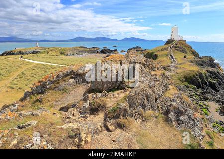 TWR Mawr, großer Turm und Twr Bach, kleiner Turm auf Llanddwyn Island, Ynys LLanddwyn, Isle of Anglesey, Ynys Mon, Nordwales, VEREINIGTES KÖNIGREICH. Stockfoto