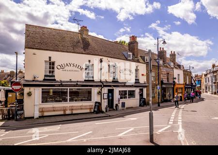 Quayside Bar and Harbour Street, Whitstable, Kent, England, Großbritannien Stockfoto
