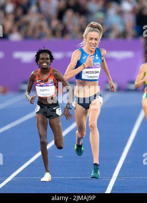 Eilish McColgan aus Schottland auf ihrem Weg zur Gewinnerin der Frauen-10.000m bei den Commonwealth Games im Alexander Stadium, Birmingham, England, am 3. Augu Stockfoto