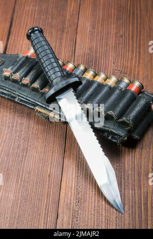 Stillleben mit Messer und Bandolier auf einem Close-Up-Tisch Stockfoto