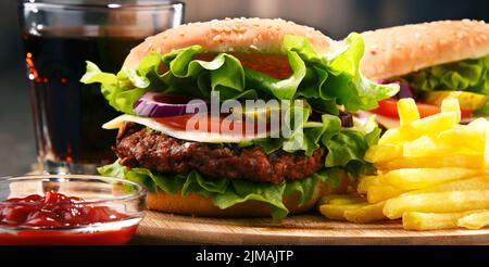 Hausgemachte Hamburger mit Käse und frisches Gemüse Stockfoto