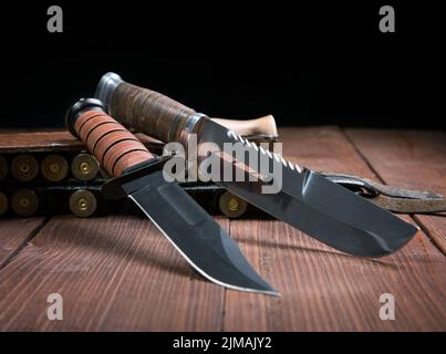 Stillleben mit Messer und Bandolier auf einem Close-Up-Tisch Stockfoto