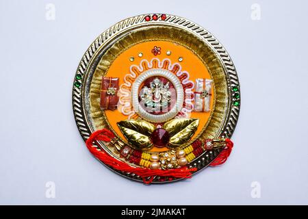 Schöne Rakhi mit Kumkum und Chawal an Brüder auf Rakshabandhan Festival geschickt. Traditionelle Puja-thaali-Kombination mit Ganesha in der Mitte Stockfoto