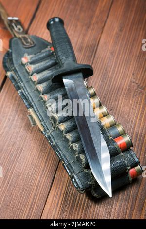 Stillleben mit Messer und Bandolier auf einem Close-Up-Tisch Stockfoto