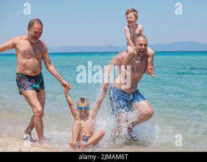 Generationen Sohn Vater Großvater Meer Strand Ferienhäuser Stockfoto