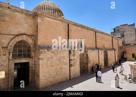 Große Moschee, lokaler Name ist ulucami. Foto aus der Ecke der alten Moschee in Mardin. Stockfoto