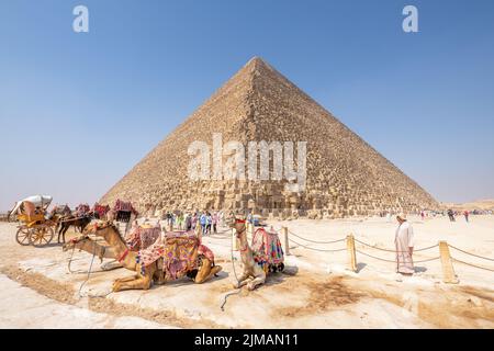 Giza, Ägypten; 29. Juli 2022 - Blick auf die riesige Pyramide von Cheops, Gizeh, Ägypten. Stockfoto