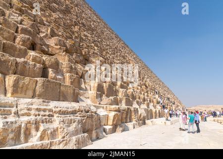 Giza, Ägypten; 29. Juli 2022 - Blick auf die riesige Pyramide von Cheops, Gizeh, Ägypten. Stockfoto