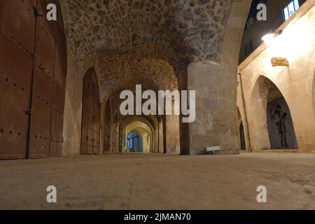 Blick in den großen Basar und die engen Straßen. Nacht, Langzeitbelichtung Foto im Basar alten Mardin. 07.10.2022. Mardin. Türkei. Stockfoto