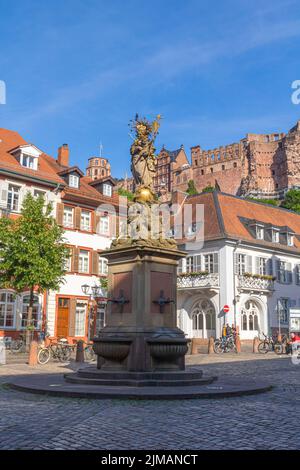 Heidelberg, Deutschland: Juni 2. 2022: Kornmarkt (trans.: Grain Market) in Heidelberg, Deutschland mit Mariensäule und berühmtem Schloss im Hintergrund. Stockfoto