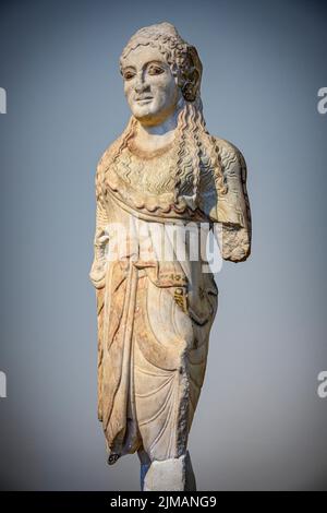 Kore-Statuette. Von der Akropolis in Athen. Sie trägt einen Chiton und kurze Ionischuhr und trägt runde Ohrringe. Es gibt Spuren von Schmerz Stockfoto