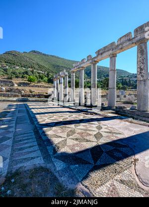 Reste von einem Mosaikfußboden im antiken Messene, Messinia, Peloponnes, Griechenland Stockfoto