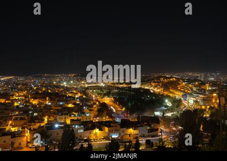 07.11.2022. şanlurfa. Türkei. Blick auf die Stadt von sanliurfa bei Nacht. Blick auf die Stadt vom Hügel, genannt als abraham Hill Name ist ibrahim tepesi Stockfoto